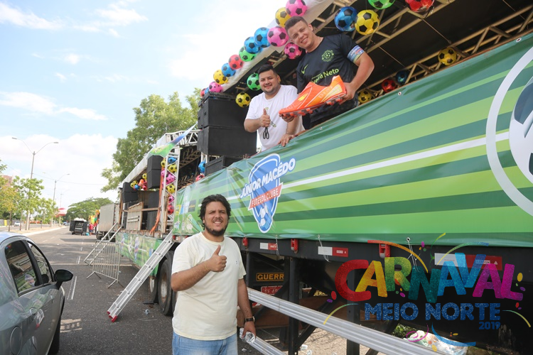 Caminhões tomam avenida Raul Lopes no Corso 2020