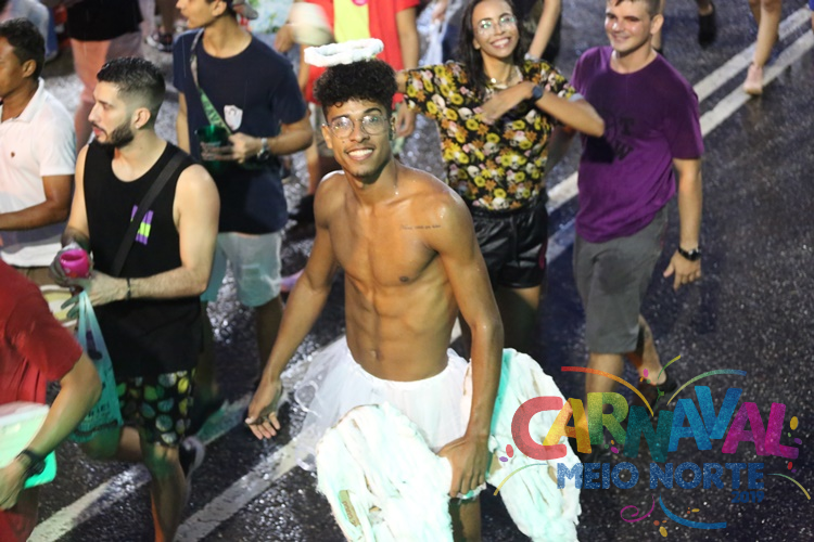 Multidão lota avenida Raul Lopes no Corso de Teresina