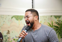 Karena Maria lança o livro Mulheres Renovadas              