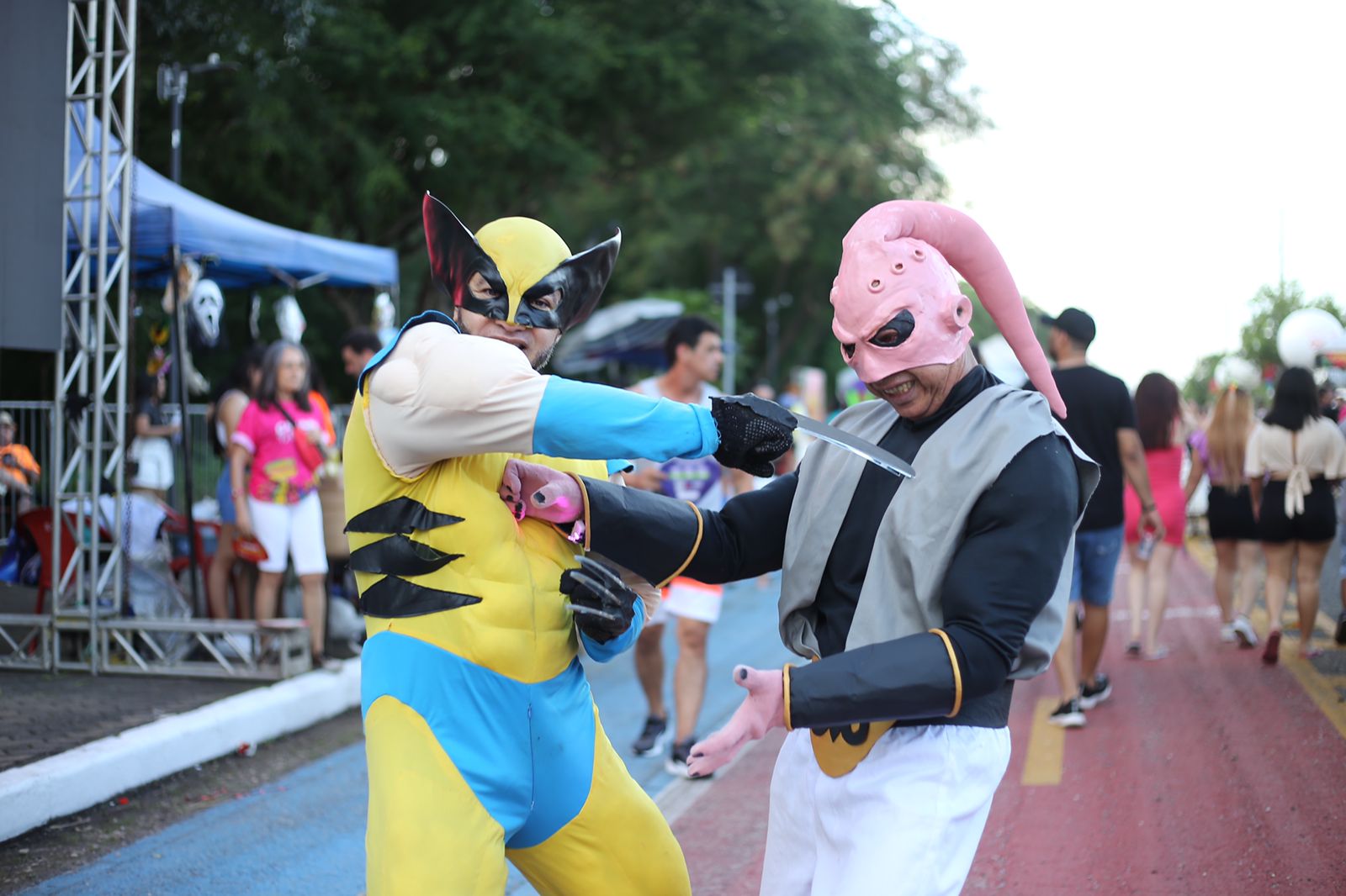 Foliões capricham nas fantasias no Corso 2023