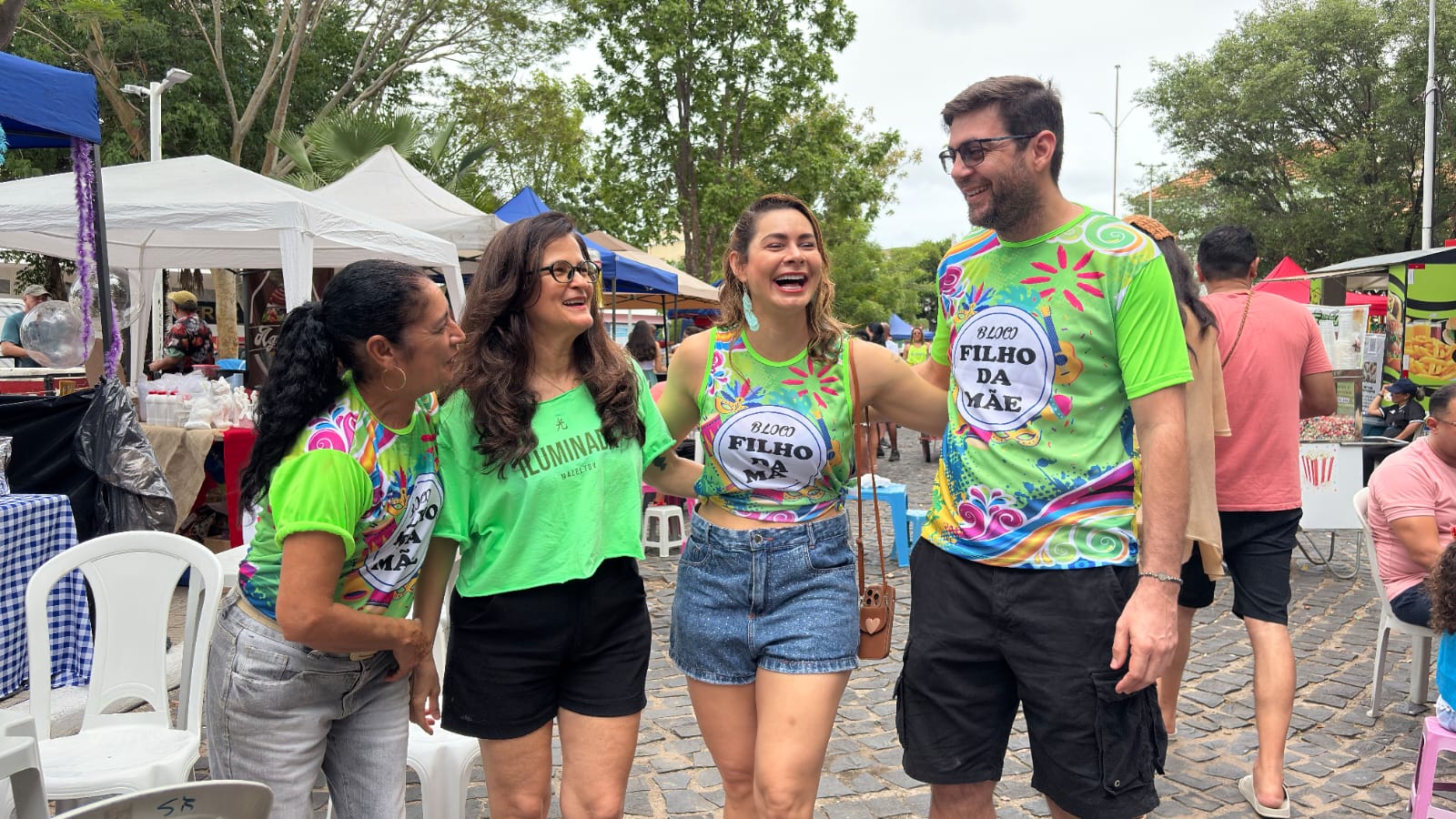 Feira na Praça reúne música, samba e artesanato em prévia de Carnaval