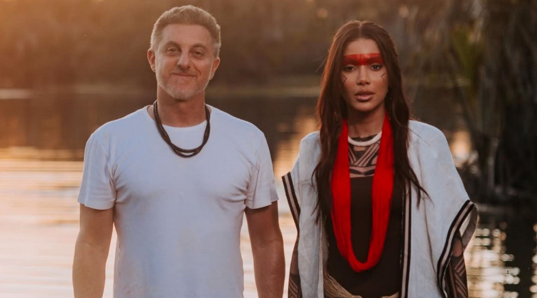 Luciano Huck pergunta sobre plásticas de Anitta e recebe resposta atravessada