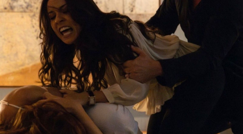 Zenilda flagra Arminda e Ferette na cama em 'Três Graças'; veja foto exclusiva