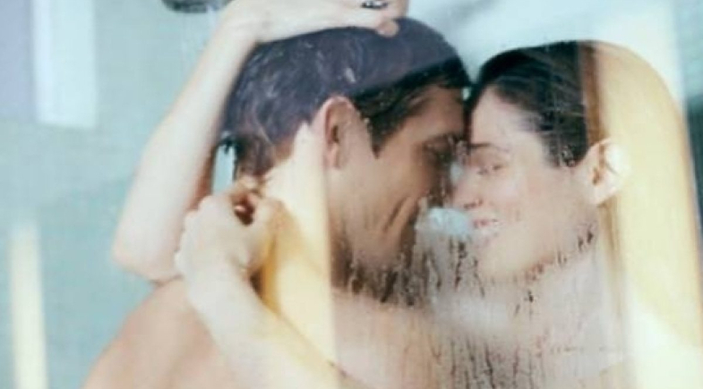 Esquente o clima: Posições sexuais para o casal experimentar no banho 
