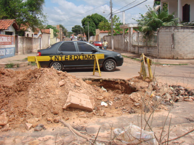 População de Altos reclama de buraco feito pela AGESPISA