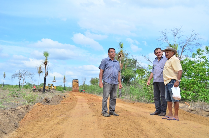 Iniciada a construção da estrada vicinal que liga a PI-115, ao lado do Posto Juazeiro