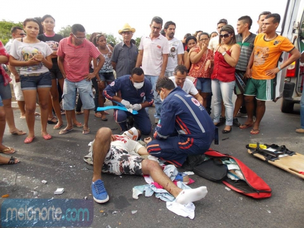 Acidente envolvendo Kombi e moto deixa dois jovens gravemente feridos - Imagem 8
