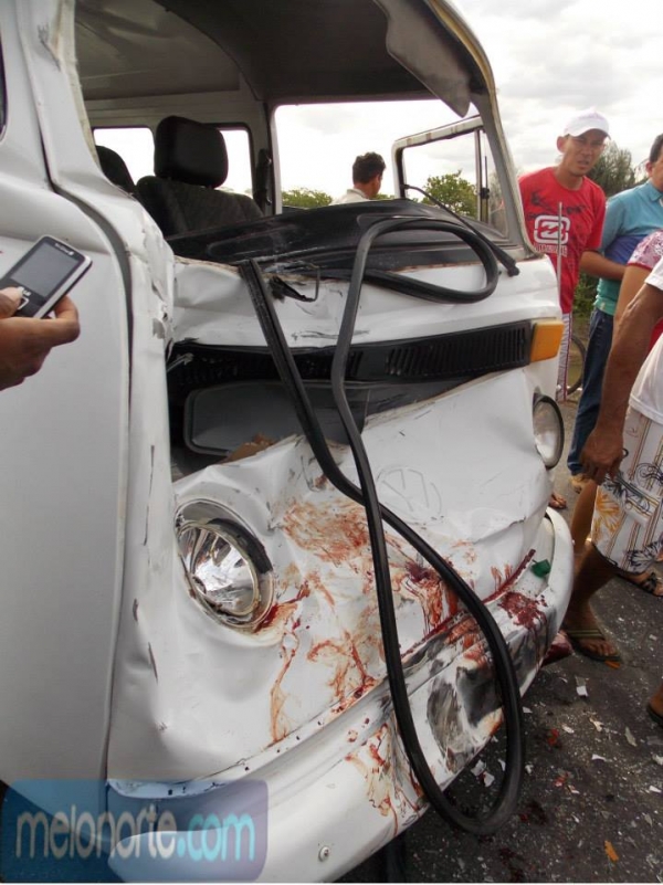 Acidente envolvendo Kombi e moto deixa dois jovens gravemente feridos - Imagem 1