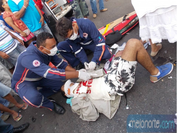 Acidente envolvendo Kombi e moto deixa dois jovens gravemente feridos - Imagem 4