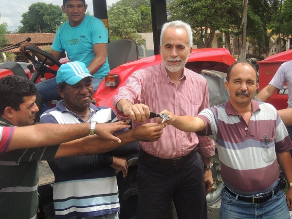 Agricultores são beneficiados com um trator agrícola e 12 kits de irrigação - Imagem 1