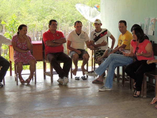 Prefeita Neuma Café participa de reunião com moradores de comunidade rural - Imagem 3