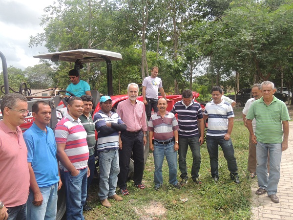 Agricultores são beneficiados com um trator agrícola e 12 kits de irrigação