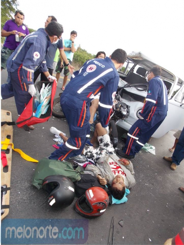 Acidente envolvendo Kombi e moto deixa dois jovens gravemente feridos - Imagem 7