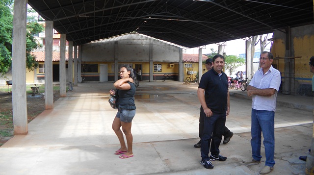 Prefeito acompanha construção do espaço de lazer do CRAS