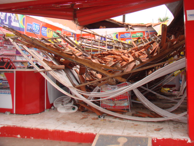 Teto de farmácia desaba em Altos