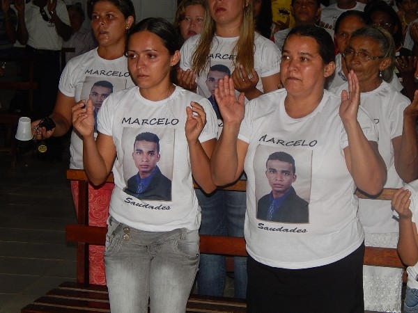 Amigos e parentes participam da missa de um mês de Marcelo Santos - Imagem 1