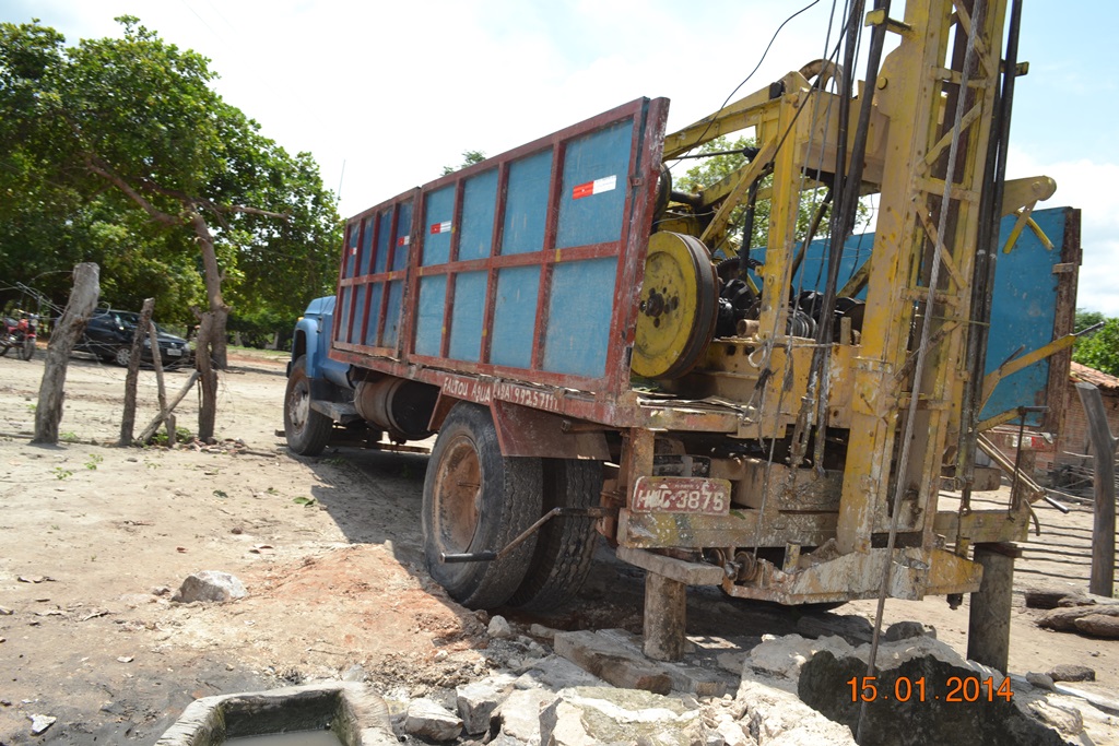 Homem morre eletrocutado enquanto operava máquina de cavar poço. 