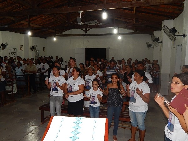 Amigos e parentes participam da missa de um mês de Marcelo Santos - Imagem 3