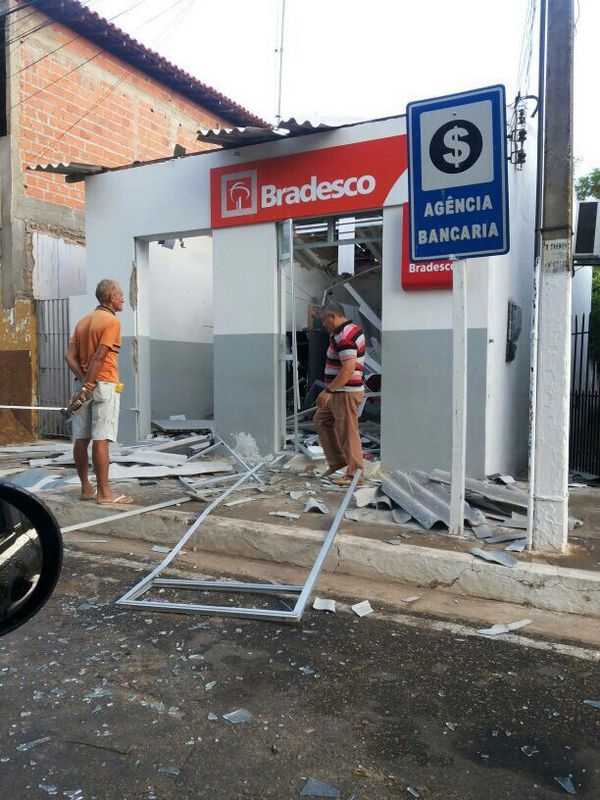 Pela 2° vez, bando explode agência do Bradesco em São Félix - Imagem 2