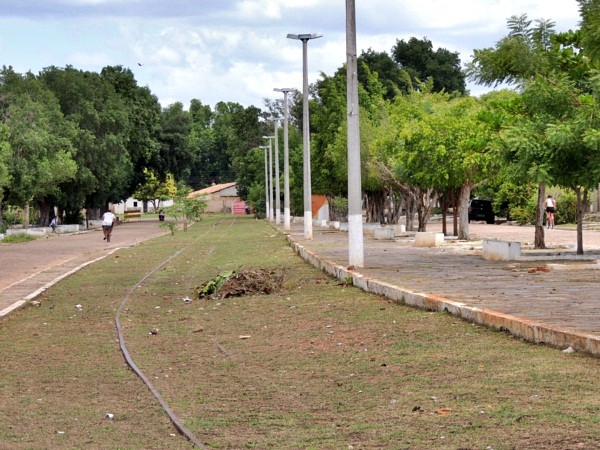Prefeitura de Piracuruca começa limpeza das ruas e Avenidas
