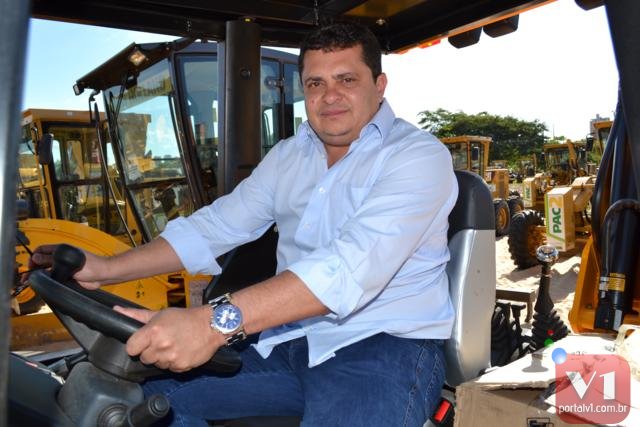 Prefeito Venicio do Ó receberá pá carregadeira dia 31 em Teresina
