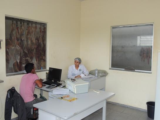 Prefeito Jonas Moura acompanha a equipe do SIM no matadouro municipal - Imagem 3