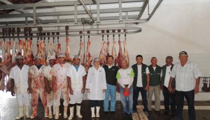 Prefeito Jonas Moura acompanha a equipe do SIM no matadouro municipal