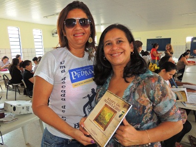 Cultura entrega livros para professores
