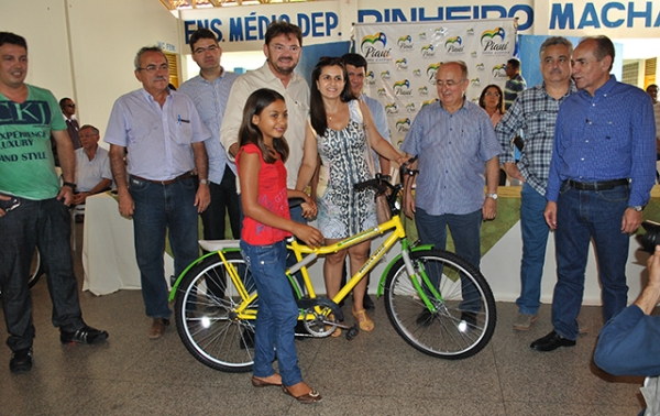 Governador visita Cocal, anuncia investimentos e assina ordens de serviço - Imagem 9