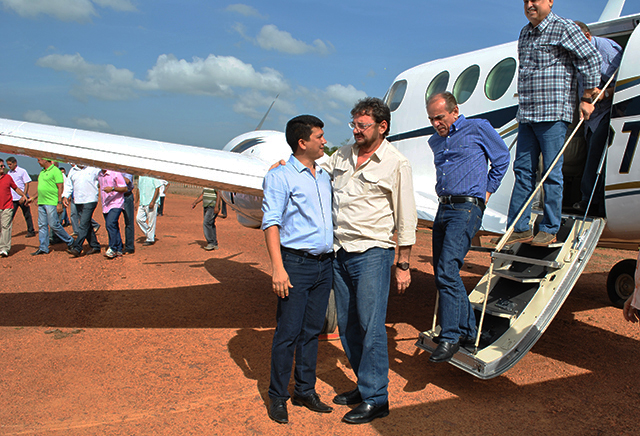 Governador visita Cocal, anuncia investimentos e assina ordens de serviço