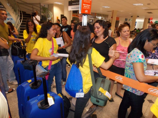 Muita emoção no embarque das 10 alunas do Intercâmbio Educacional “Aprender é uma viagem” para os Estados Unidos. - Imagem 22