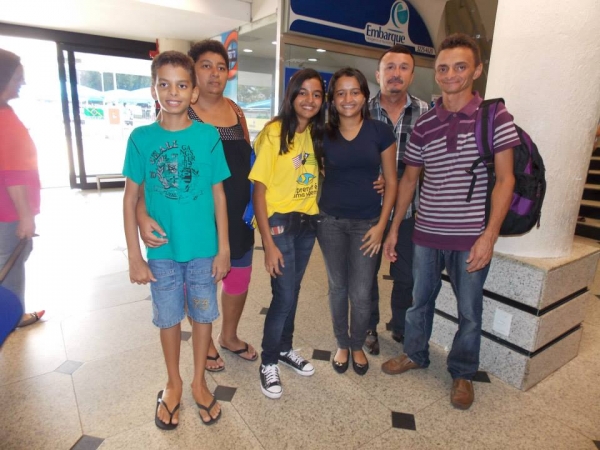 Muita emoção no embarque das 10 alunas do Intercâmbio Educacional “Aprender é uma viagem” para os Estados Unidos. - Imagem 16