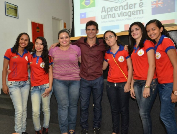 Muita emoção no embarque das 10 alunas do Intercâmbio Educacional “Aprender é uma viagem” para os Estados Unidos. - Imagem 26