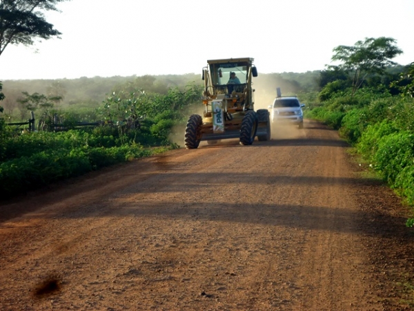 Prefeitura inicia recuperação de estrada vicinal no interior de Canavieira - Imagem 9