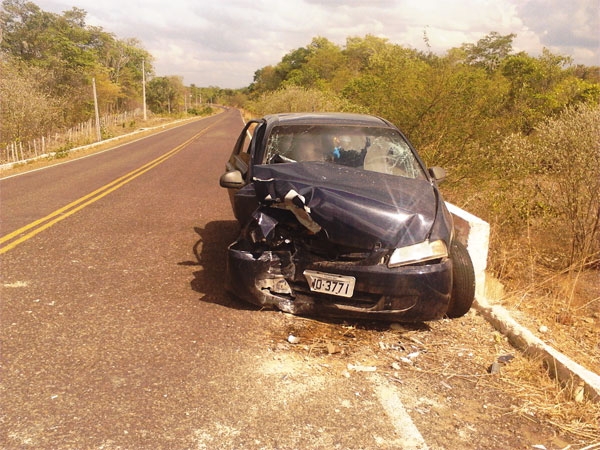 Motorista sai ileso de grave acidente após veículo se chocar com ponte em Caxingó - Imagem 2