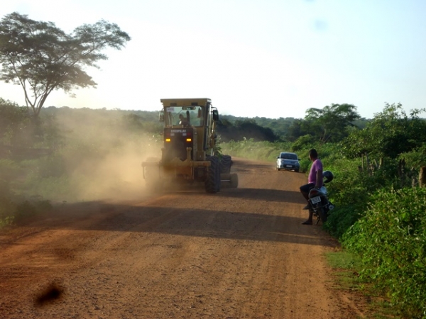 Prefeitura inicia recuperação de estrada vicinal no interior de Canavieira - Imagem 10