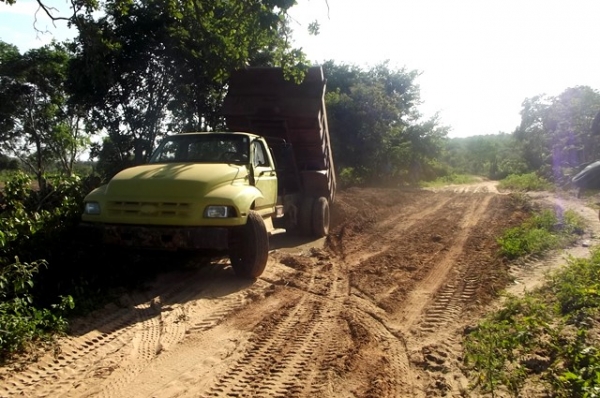 Prefeitura inicia recuperação de estrada vicinal no interior de Canavieira - Imagem 3