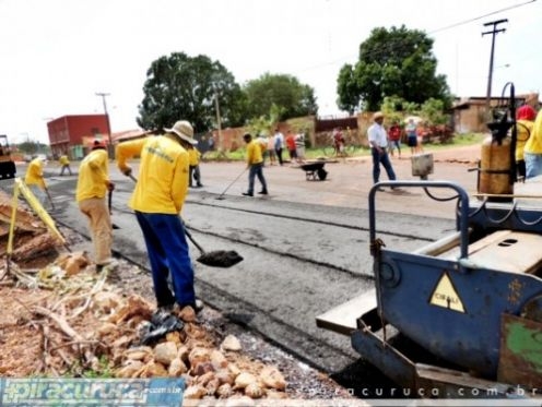Prefeito Dr. Raimundo acompanha o serviço de asfaltamento da Pinheiro Machado em Piracuruca - Imagem 3