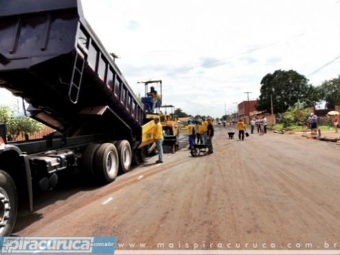 Prefeito Dr. Raimundo acompanha o serviço de asfaltamento da Pinheiro Machado em Piracuruca - Imagem 1