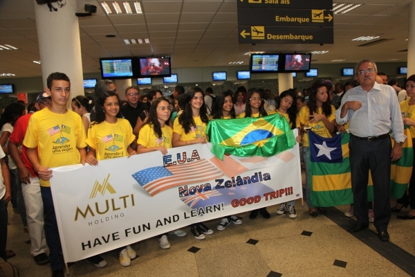 Governador Wilson Martins embarca estudantes que farão intercâmbio - Imagem 1