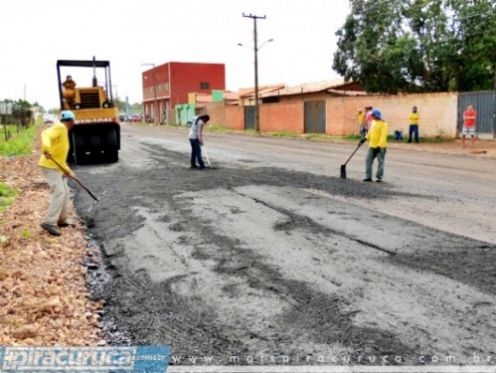Prefeito Dr. Raimundo acompanha o serviço de asfaltamento da Pinheiro Machado em Piracuruca - Imagem 2