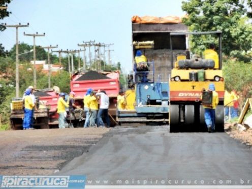 Prefeito Dr. Raimundo acompanha o serviço de asfaltamento da Pinheiro Machado em Piracuruca
