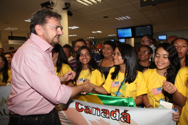 Governador Wilson Martins embarca estudantes que farão intercâmbio 
