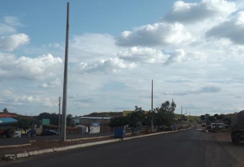 Implantação da rede de iluminação do canteiro central da Avenida Miguel Crispim