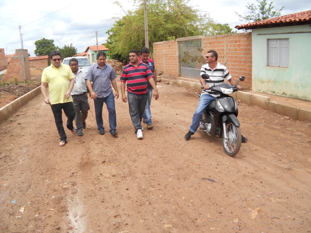 Prefeito Lourival Bezerra visita obras de calçamento que estão em plena atividade no Bairro Chapadinha Norte