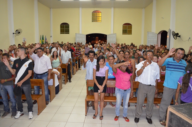 Vera Mendes: Fiéis lotam igreja no último dia de novena do padroeiro São Sebastião.