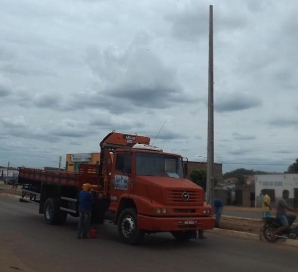 Implantação da rede de iluminação do canteiro central da Avenida Miguel Crispim - Imagem 2