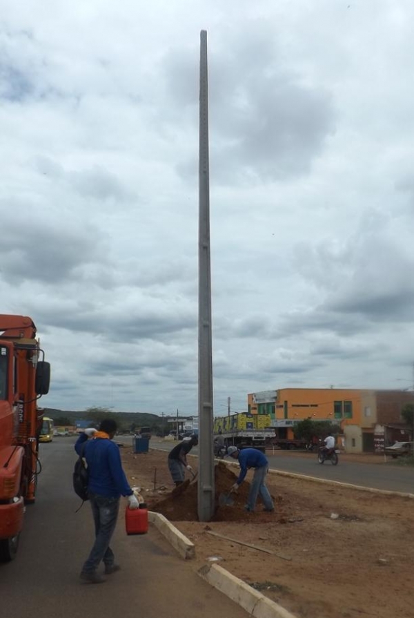 Implantação da rede de iluminação do canteiro central da Avenida Miguel Crispim - Imagem 1