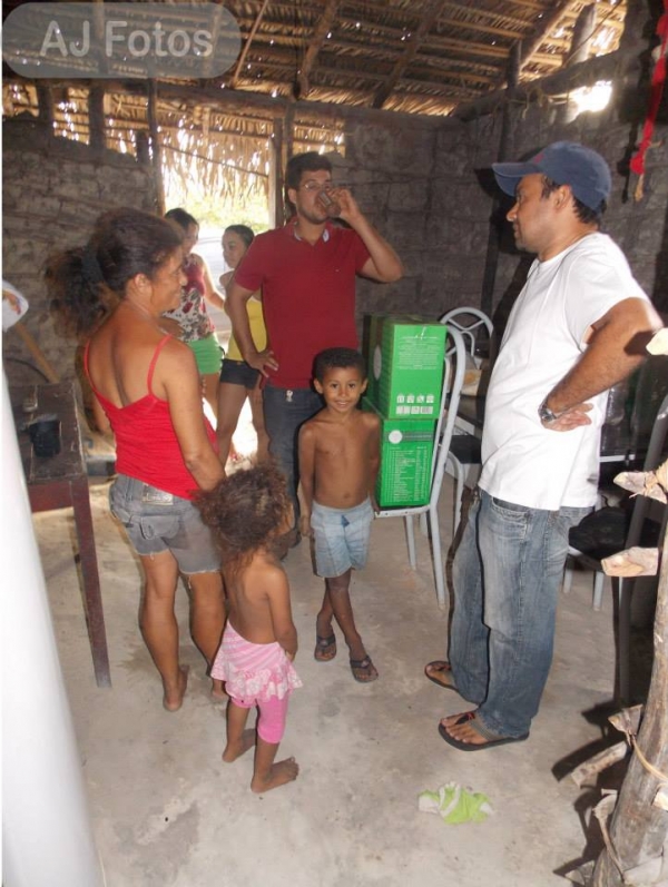 Jovem Davi da Cerâmica Campo Maior e empresário do Raimundinho das Construções fizeram ação social em zona rural. - Imagem 4