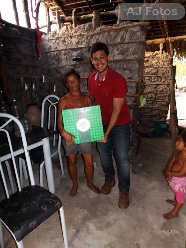 Jovem Davi da Cerâmica Campo Maior e empresário do Raimundinho das Construções fizeram ação social em zona rural. - Imagem 3